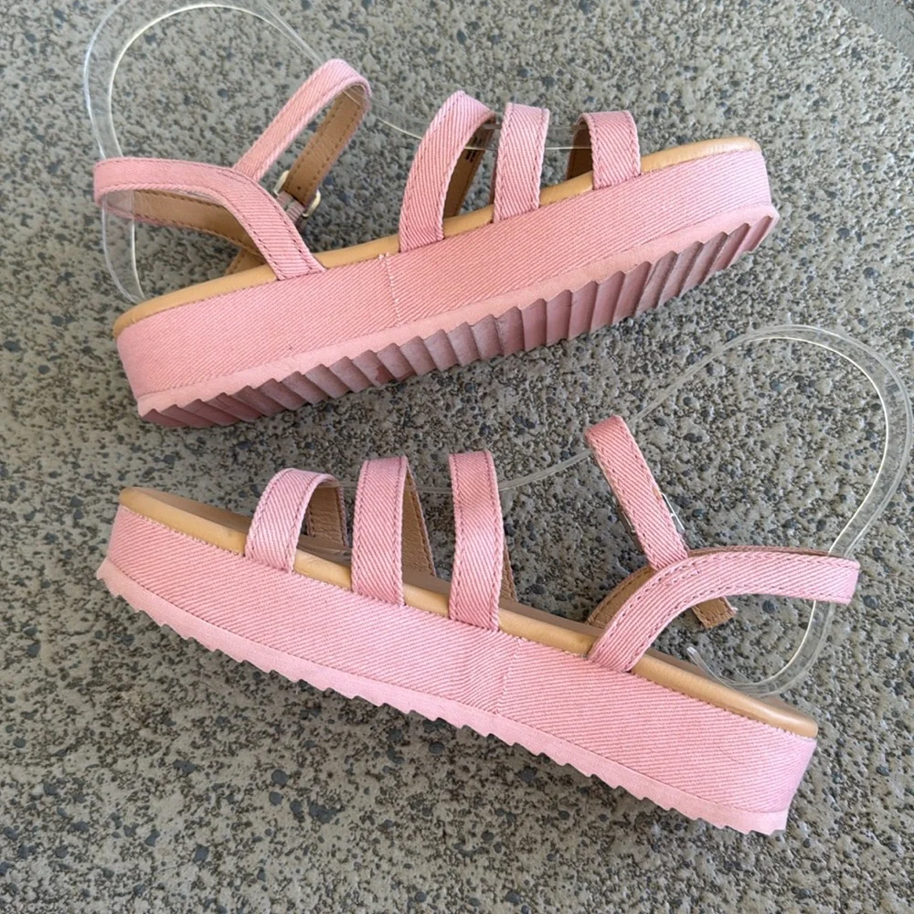 Old Navy girl’s abalone pink strappy platform sandals size 3Y